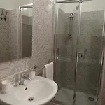 Napolide Oda ve Kahvaltı